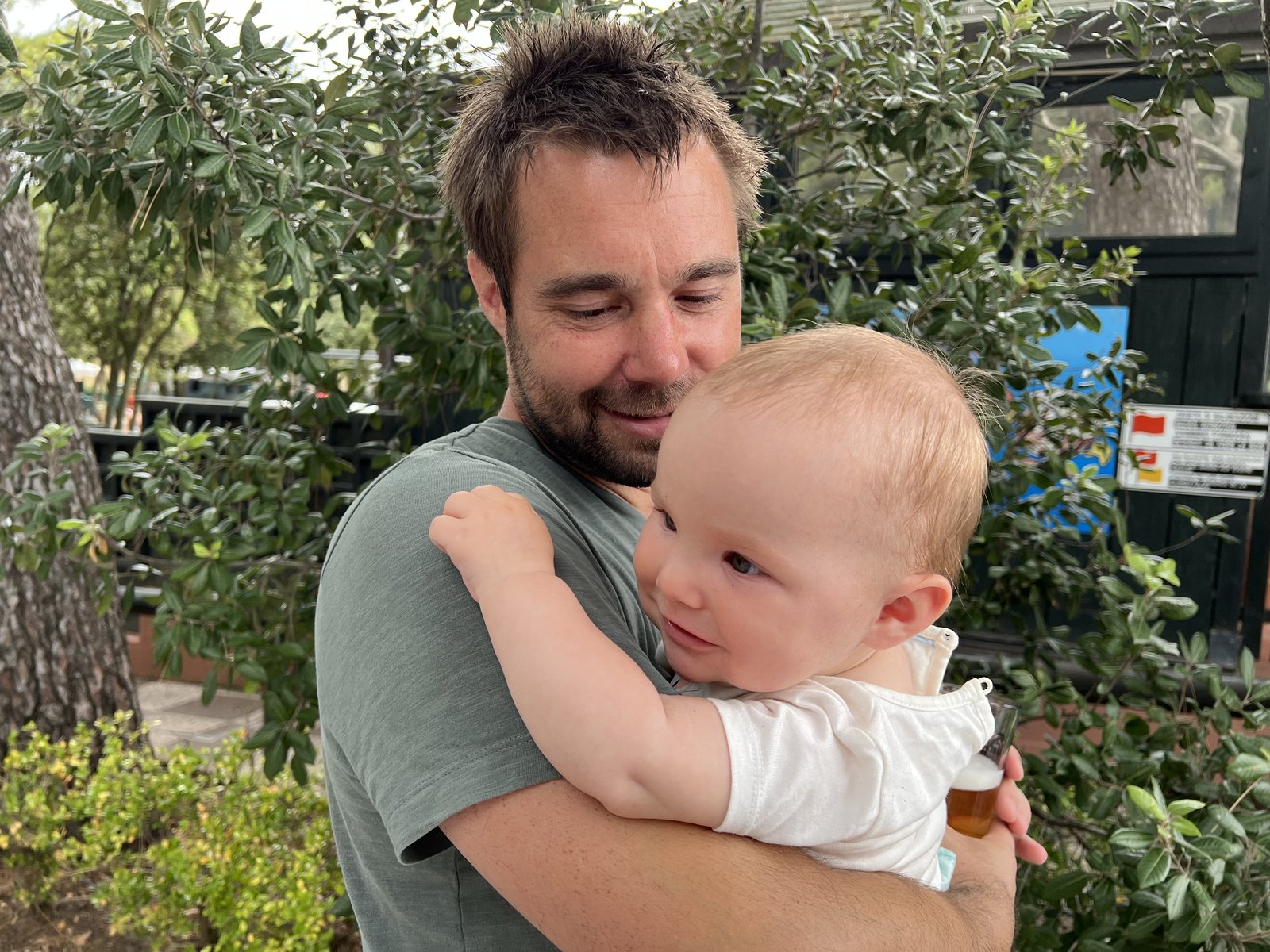 Mit Baby im Arm